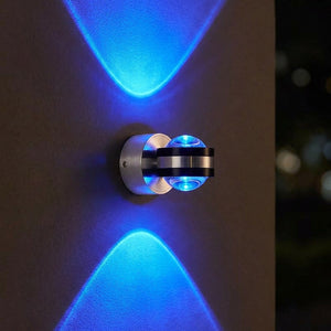 Applique murale LED ronde en lumière bleue allumée sur un mur sombre