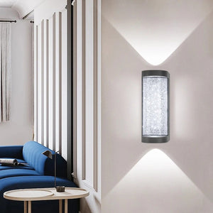 Applique murale à lumière blanche dans un salon avec canapé bleu