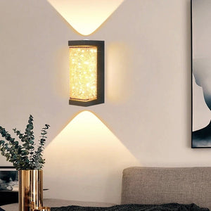 Applique murale à lumière chaude dans un salon avec plante verte