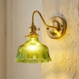 Applique murale laiton avec abat-jour en verre vert soufflé