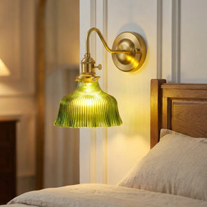Applique murale laiton vintage dans une chambre à coucher, lumière chaude et douce