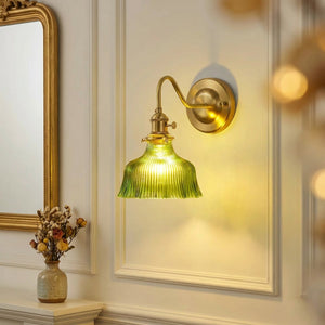 Applique murale laiton vintage dans un salon avec miroir baroque et fleurs séchées