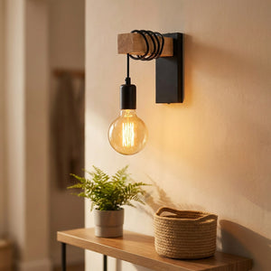 Applique murale industrielle en bois et métal noir avec ampoule suspendue allumée au-dessus d'une console d'entrée