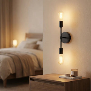 Applique murale noire au design épuré et minimaliste montée sur un mur avec une lumière chaude diffuse