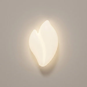 Applique murale en forme de feuille allumée sur mur beige