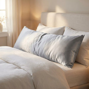 Taie d'oreiller traversin en satin argenté sur un lit