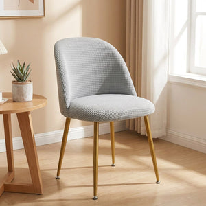 Housse de chaise argentée extensible ajustée sur une chaise scandinave