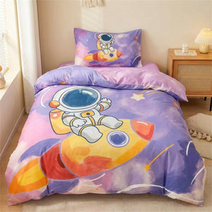 Parure de lit enfant motif astronaute violet et rose sur un lit fait