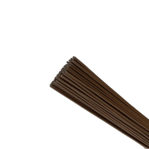 Gros plan sur des bâtonnets d'encens naturels texture fibre végétale brun foncé