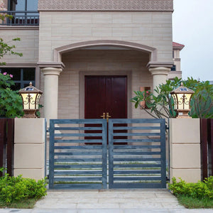 Entrée villa avec lanternes solaires portail