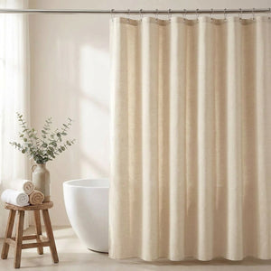 Rideau de douche aspect lin beige suspendu à une tringle dans une salle de bain lumineuse et épurée