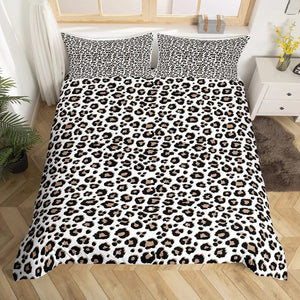 Parure de lit léopard blanc et noir housse de couette et taies sur un lit clair