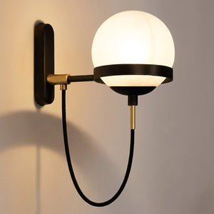 Applique murale modèle Blanc Noir, boule de verre blanche opaque et structure noire