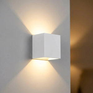 Applique murale LED blanche gros plan sur mur clair