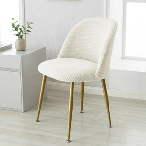 Housse de chaise blanche extensible ajustée sur une chaise scandinave