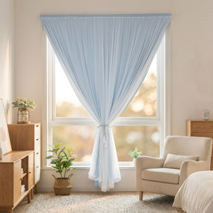 Rideau occultant bleu double couche avec voile blanc dans une chambre