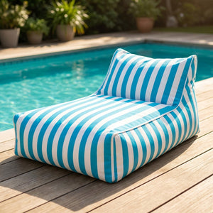 Pouf géant flottant à rayures bleu posé au bord d'une piscine
