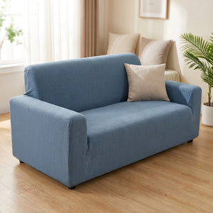 Housse de canapé extensible bleue sur un canapé