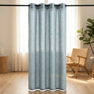 Rideau en lin naturel bleu à œillets dans un salon lumineux