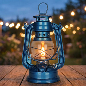 Lanterne à pétrole vintage en métal bleu avec sa flamme allumée