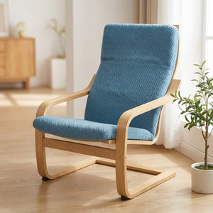 Housse de fauteuil bleue à motif jacquard sur un fauteuil à accoudoirs en bois