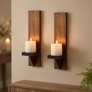 Lot de 2 bougeoirs muraux en bois rustique avec une bougie pilier allumée sur chaque tablette