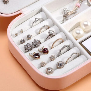 Boite à bijoux portative vue de dessus avec organisation intérieure