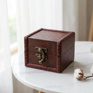 Boite à bijoux bois vintage chinois sur marbre blanc