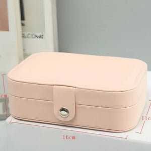 Boite à bijoux portable en simili cuir dans un contexte de décoration intérieure élégante