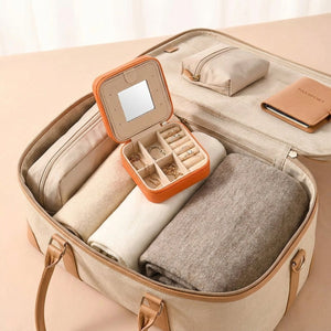 Boite bijoux voyage cuir grise dans valise organisée