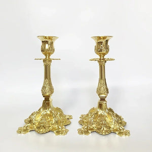 Vue de côté d'un bougeoir doré baroque avec détails décoratifs en relief