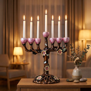 Bougeoir arbre floral 7 branches bougies allumées sur console bois ambiance salon chaleureuse