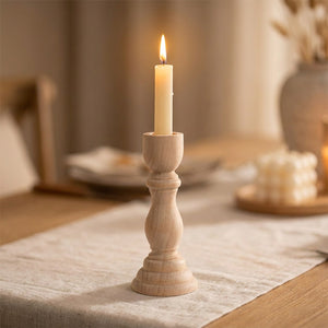 Bougeoir en bois brut 12,5 cm avec bougie conique allumée