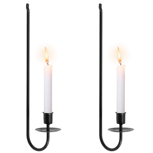 Lot de 2 bougeoirs muraux en fer forgé noir sur fond blanc avec bougies allumées