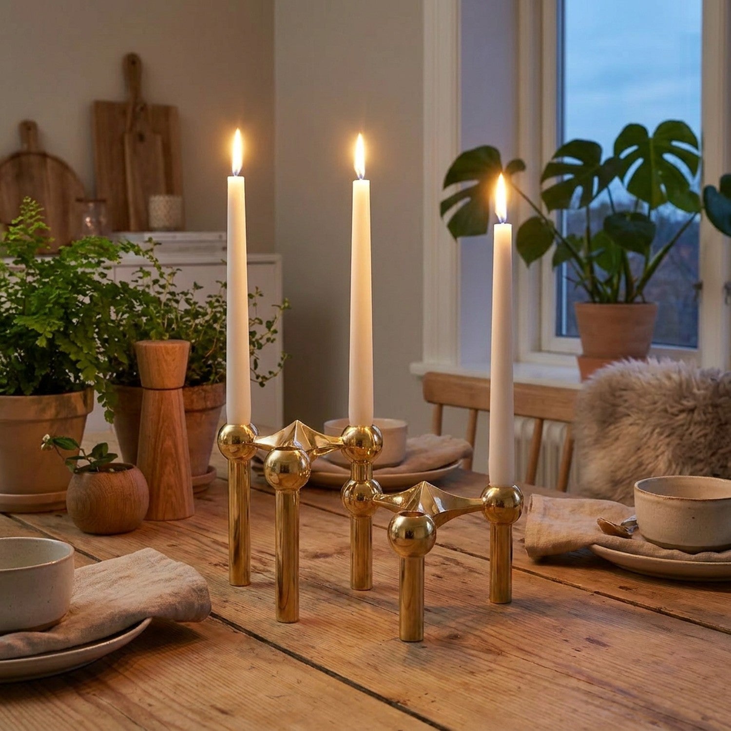 Bougeoir moléculaire doré sur table en bois salle à manger scandinave