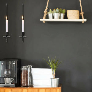 Bougeoirs muraux fer noir dans cuisine moderne mur gris avec étagère suspendue