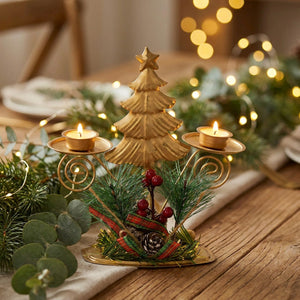 Bougeoir de Noël doré en forme de sapin sur une table de fête dressée
