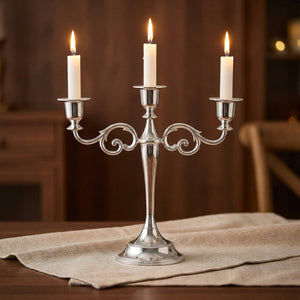 Bougeoir chandelier 3 branches version argentée avec bougies allumées