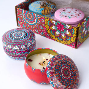 Vue du coffret ouvert avec les quatre bougies parfumées mandala dans leur emballage