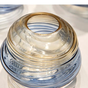 Détail ouverture vase boule en verre dégradé bleu ambré