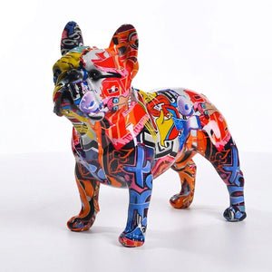 Statue bouledogue français graffiti multicolore debout fond blanc