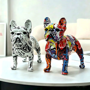 Statue bouledogue journal noir et blanc et graffiti multicolore sur surface en marbre