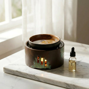 Brûle-parfums céramique sur surface marbre près d'une fenêtre avec voilage