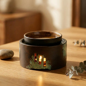 Brûle-parfums céramique wabi-sabi sur surface en bois avec eucalyptus