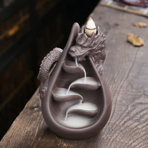 Porte-encens dragon avec fumée en cascade sur surface en bois
