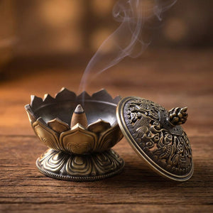 Brûleur d'encens lotus variante Bronze classique ouvert avec cône sur bois