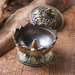 Encensoir fleur de lotus bronze ouvert avec cône d'encens sur surface en bois