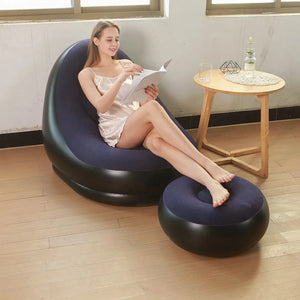 Canapé paresseux gonflable avec pouf près d une table basse en bois