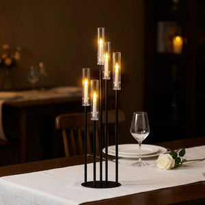 Candélabre noir 5 bras 85 cm sur table dîner romantique avec bougie allumées