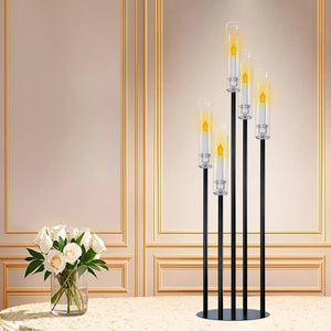Candélabre noir 5 bras dans salon élégant beige avec roses